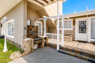 Surf n Sea Beachfront Holiday Home - Jeffreys Bay - 3