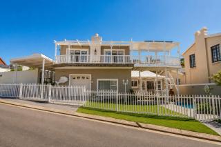 Surf n Sea Beachfront Holiday Home - Jeffreys Bay - 9
