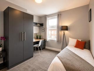 Stylish 2BR Leeds home, 5 Min to City Centre - 1