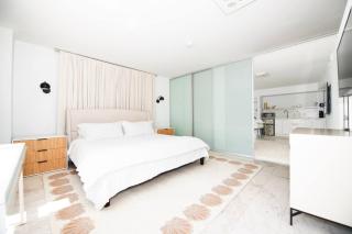Spacious Newly Renovated Corner Unit South Beach - 0
