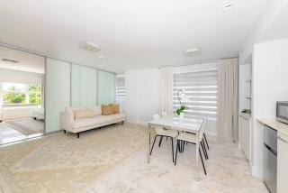 Spacious Newly Renovated Corner Unit South Beach - 9