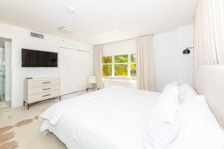 Spacious Newly Renovated Corner Unit South Beach - 2