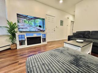 Luxe, Bright & Stylish 2Bed Unit with Parking near NYC! - 3