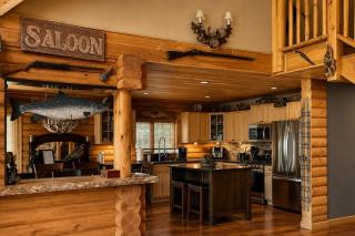 Spacious Packwood Cabin w/ Hot Tub - Near River - 2