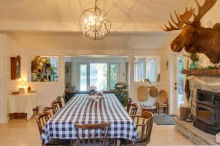 Bayfront PNW Lodge: Dock, Pickleball & Guest House - 1