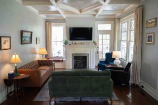 Porch swing, 1920s home, walk to live music - 4