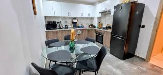 Modern 2BR, Pool Access, Fast Wi-Fi - 8