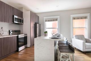Sleek Gaslamp 2BR Hotel Suite Walk to Petco Park - 2