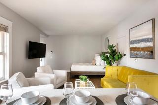 Sleek Gaslamp 2BR Hotel Suite Walk to Petco Park - 0