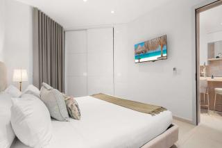 Chic Top-Floor 1BR-Pool & Jacuzzi - Eagle Beach - 3