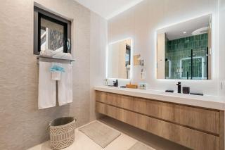 Chic Top-Floor 1BR-Pool & Jacuzzi - Eagle Beach - 2