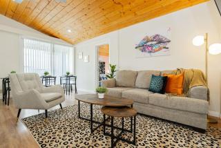 Santa Paula Relax and Play Private Modern Stay and Chefs Kitchen - 1