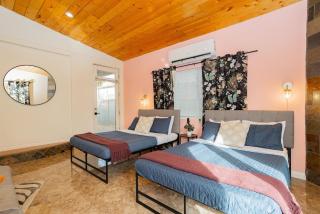 Santa Paula Relax and Play Private Modern Stay and Chefs Kitchen - 4