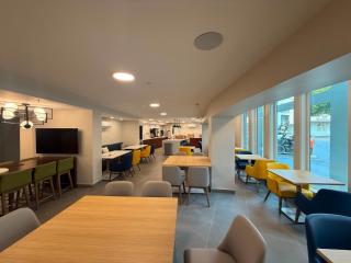 Comfort Inn & Suites - 6