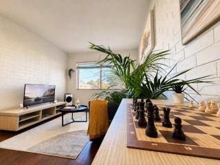Scarborough beach, Free parking and wifi, walk to the beach, cafes - 0