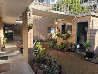 Scarborough beach, Free parking and wifi, walk to the beach, cafes - 8