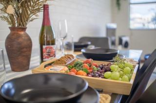 Scarborough beach, Free parking and wifi, walk to the beach, cafes - 2