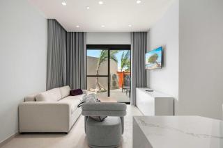 Ground-Floor 1BR - Oversized Patio - Pool & Jacuzzi - 1
