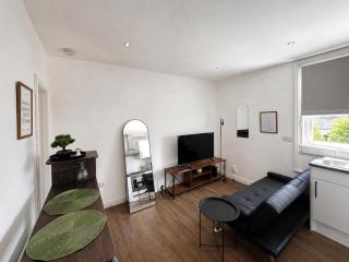 Cozy hotel-style city apartment with free parking - 7