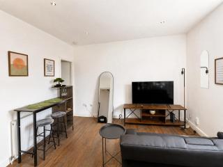Cozy hotel-style city apartment with free parking - 8
