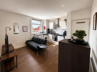 Cozy hotel-style city apartment with free parking - 9