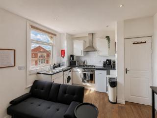Cozy hotel-style city apartment with free parking - 6