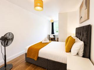 2 Bedroom Flat By Earlsfield Train Station - 0