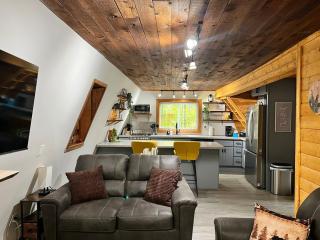 Private Hot Tub & Sauna, EV charger, pets welcome - 6