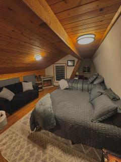 Private Hot Tub & Sauna, EV charger, pets welcome - 2