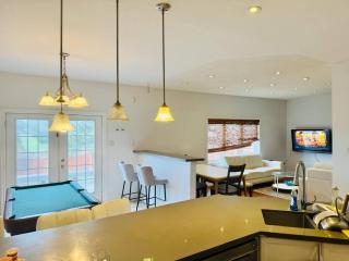 Top Rated 4 bedrooms, 5 beds near airport - 2