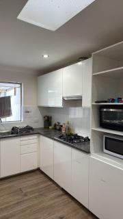 R5 Bright Spacious Room near Perth Airport with AC - 2