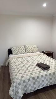 R8 Bright Spacious Room near Perth Airport with AC - 3