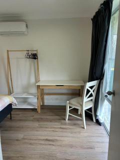 R8 Bright Spacious Room near Perth Airport with AC - 1
