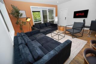 Little Italy 5BR Stay with Optional Parking - 2
