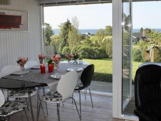 Holzhaus-mit-Sauna-und-Panoramablick-auf-die-Ostsee - 2