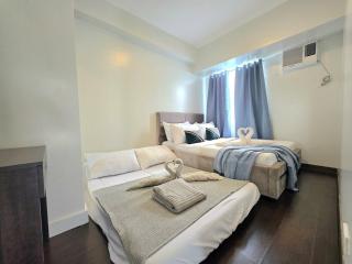324T1 Avida Towers Cebu IT Park 3BR Unit 2CR 55 Smart TV - 1
