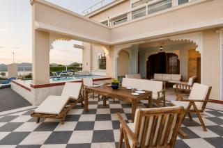 Raj Kuber - A Boutique Lake View Hotel - 1