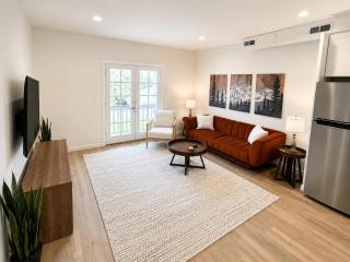 The Driftwood Den Coastal-Inspired 2-Bedroom - 7