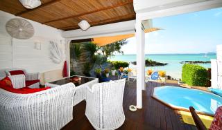 Meerena Cheerful Beachfront Cottage with Jacuzzi - 3