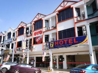 Super OYO 635 Seven Days Hotel - 1