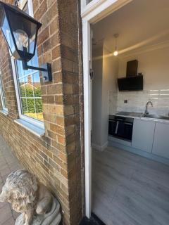Cosy 1 Bedroom Studio with Private Entrance - 3