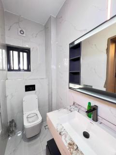 Apex GRA Studio Apartment in the Heart of Ikeja GRA with 24hours Power Supply , a Free WIFI and a Balcony with a Beautiful View - 2