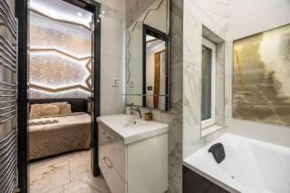 Marble & Gold Flat Jacuzzi Andrassy Steps - 8