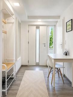 Cozy Apartment with Terrace & Free Parking - 5