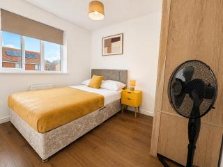 Modern 3Bed Home, Sleeps 8, Parking x2, Games, M25 - 5
