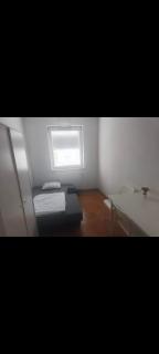 Nice room with 2 shared bathrooms ,WC , 2km to old town -100m from Metro Szwedzka - 9