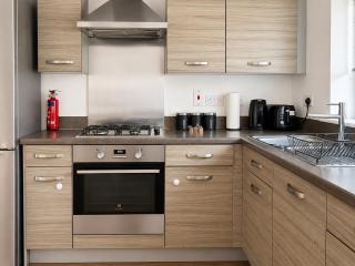 Modern 3Bed Home, Sleeps 8, Parking x2, Games, M25 - 2