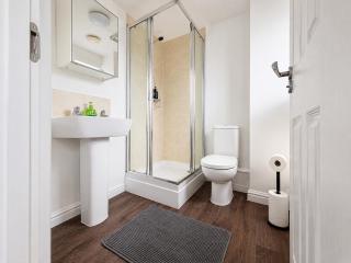 Modern 3Bed Home, Sleeps 8, Parking x2, Games, M25 - 6