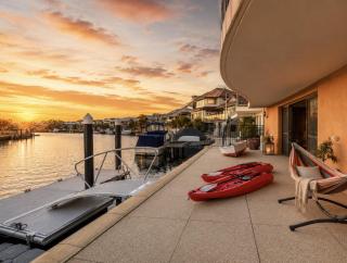 Canal-Front Halls Head Escape with Private Jetty - 7