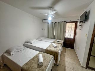 Casas com 2 suítes (ambas com ar split) e internet privativa 300MBPS, no Residencial Village do Bosque, condomínio com quiosques com churrasqueiras , piscina, sauna portaria 24hrs, a aproximadamente 200m da praia de Taperapuã Axé Moi - 3